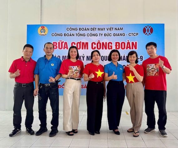 Bữa cơm Công đoàn tại Tổng Công ty Đức Giang - CTCP được tổ chức nhân kỉ niệm Quốc khánh 2.9. Ảnh: Công đoàn Tổng Công ty.