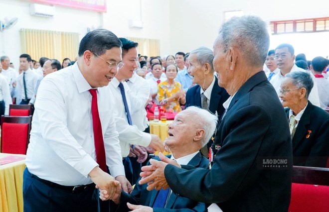 Phó Thủ tướng Thường trực Chính phủ Phạm Gia Túc trao Huy hiệu Đảng tại Nghệ An