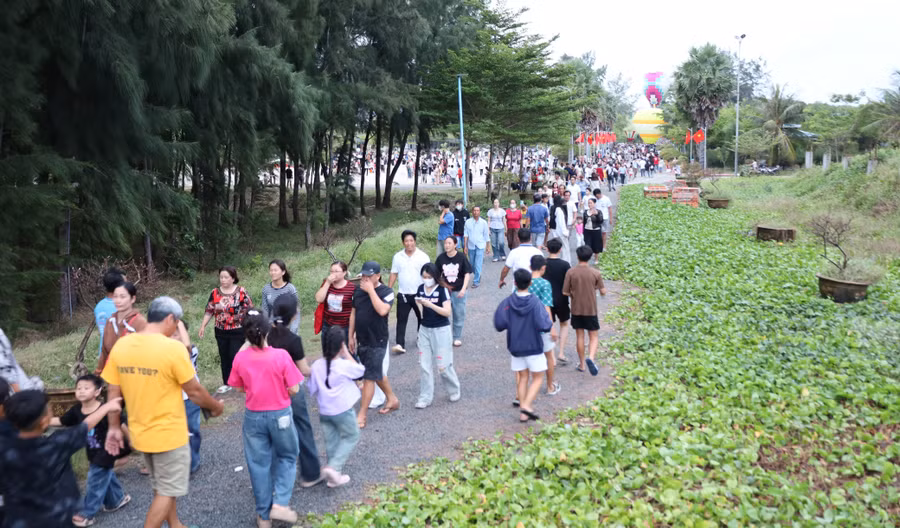 Du khách đến Khu Du lịch Khai Long. khach-dl-4.jpg