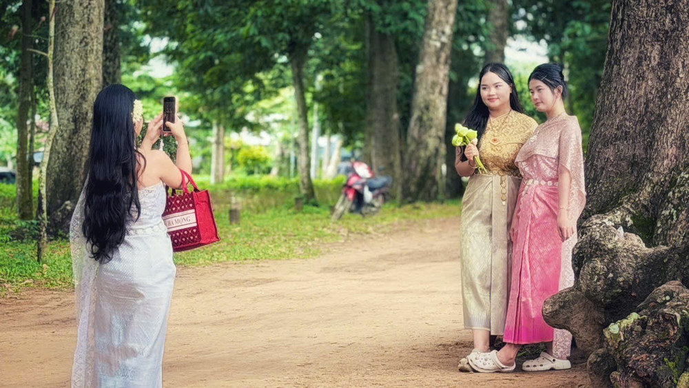 Khoác lên mình những bộ trang phục Khmer rực rỡ dưới vòm bóng cổ thụ Ao Bà Om, các bạn trẻ không chỉ lưu giữ kỷ niệm của những năm tháng thanh xuân, mà còn thổi một luồng sinh khí mới, góp phần đưa nét đẹp di sản bản địa đến gần hơn với cộng đồng.