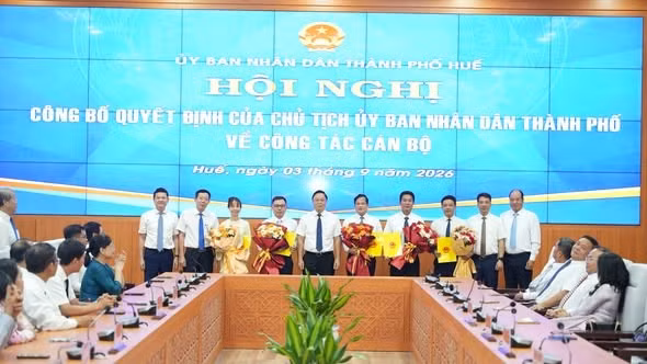 Trao quyết định cho các Phó Giám đốc Sở Văn hóa, Thể thao và Du lịch và Phó Chánh Văn phòng UBND TP Huế. 786801199-4521723661415376-3894115240544808927-n.jpg