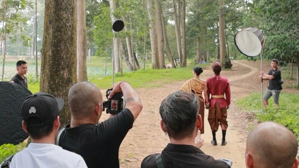 Sự bùng nổ của xu hướng này đã kéo theo sự nhộn nhịp cho các dịch vụ đi kèm. Nhiếp ảnh Chú Râu (36 tuổi), một thợ nhiếp ảnh tại địa phương, chia sẻ: "Từ khi bài hát của Phương Mỹ Chi lên xu hướng, công việc của ê-kíp chụp ảnh và cho thuê phục trang bận rộn hơn hẳn. Hiện tại, cứ 10 khách đến tiệm thì có tới 7-8 bạn nữ yêu cầu thuê đồ và chụp ảnh theo phong cách văn hóa Khmer."