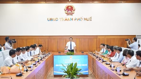 TP Huế tổ chức Hội nghị công bố quyết định bổ nhiệm, điều động các cán bộ chủ chốt.