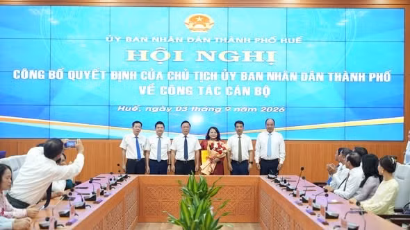 Bà Trần Thị Hoài Trâm nhận quyết định giữ chức vụ Giám đốc Sở Ngoại vụ TP Huế. 786303488-1952961592058382-1442442562050342741-n.jpg