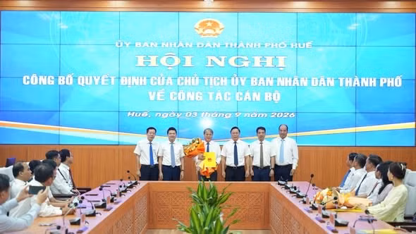 Ông Lê Minh Nhân nhận quyết định giữ chức vụ Giám đốc Sở Văn hóa, Thể thao và Du lịch TP Huế. 790412111-1088978200483016-6908949916410005983-n.jpg