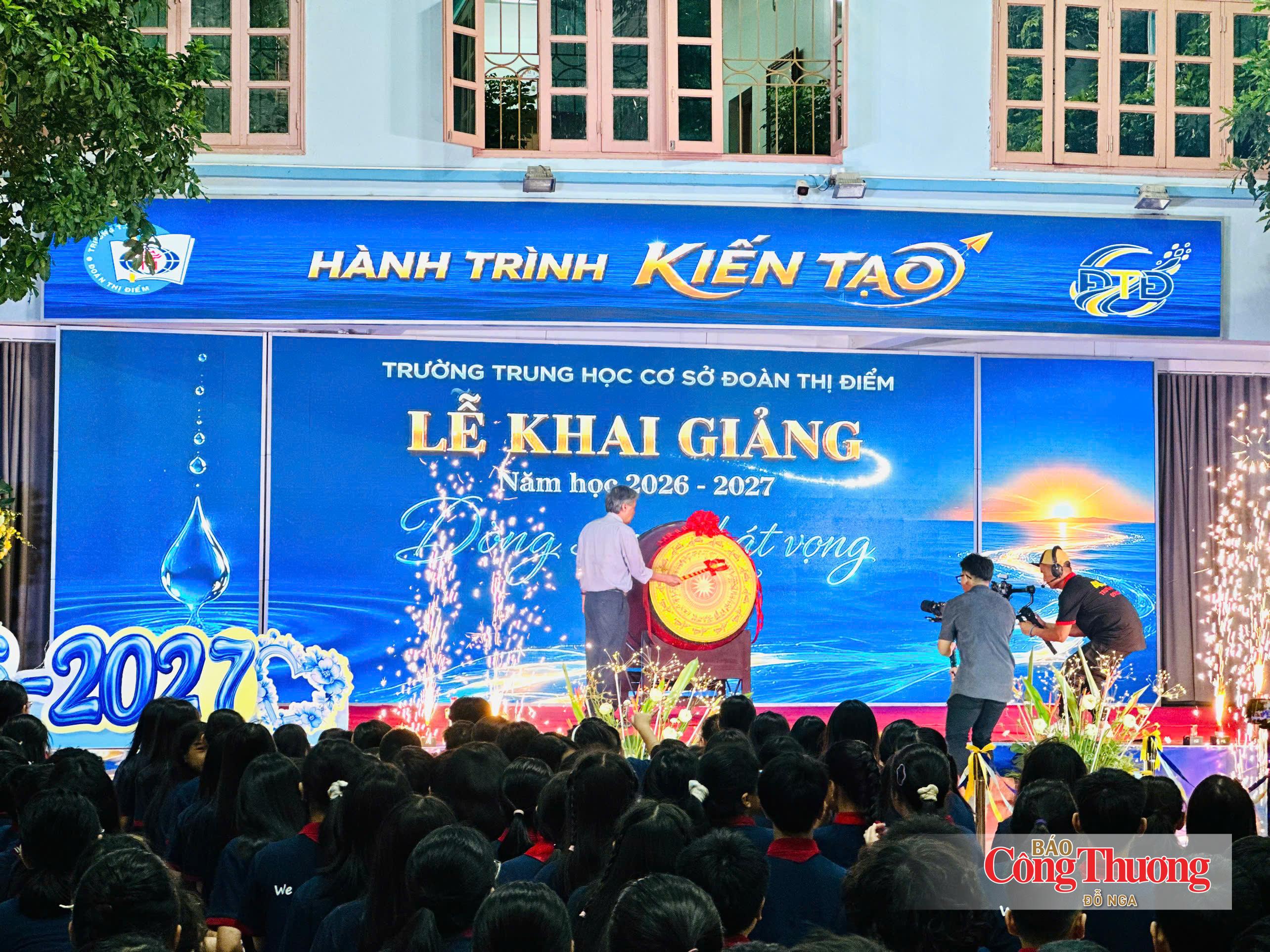 PGS.TS, Nhà giáo Ưu tú Đặng Quốc Thống, Chủ tịch Hội đồng Trường THCS Đoàn Thị Điểm (Hà Nội) đánh trống khai giảng năm học mới.
