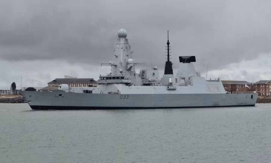 Tàu khu trục HMS Dauntless (D33) rời cảng Portsmouth vào ngày 4/9. hms-dauntless-d33-daring-class-air-defence-destroyer-leaving-portsmouth-england-september-4-2026.jpg