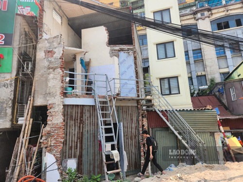 Nhà đất siêu mỏng nham nhở sau mở rộng Vành đai 1. Ảnh: Minh Hạnh chụp ngày 7.9.2026.