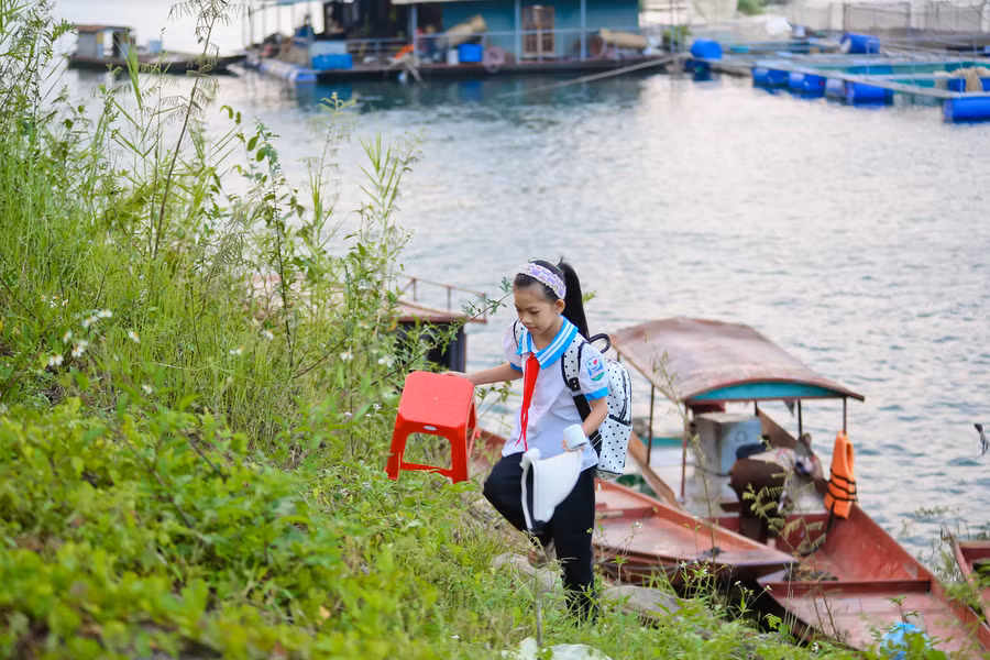 Học sinh thôn Ngòi Hoa trên hành trình đến trường.