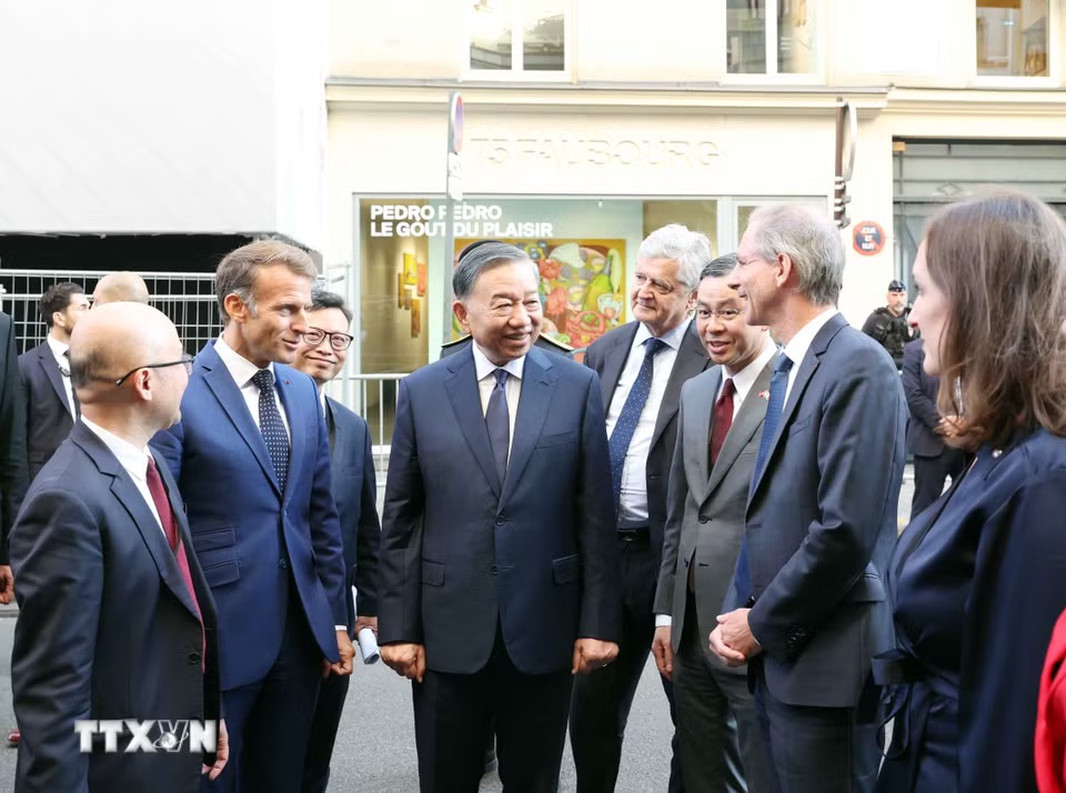 Tổng Bí thư, Chủ tịch nước Tô Lâm và Tổng thống Cộng hòa Pháp Emmanuel Macron và các đại biểu. Ảnh: Thống Nhất/TTXVN