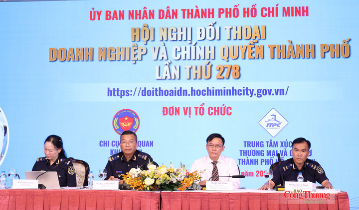Lãnh đạo Chi cục Hải quan Khu vực II cùng đại diện các phòng chuyên môn đối thoại trực tiếp với doanh nghiệp tại sự kiện.