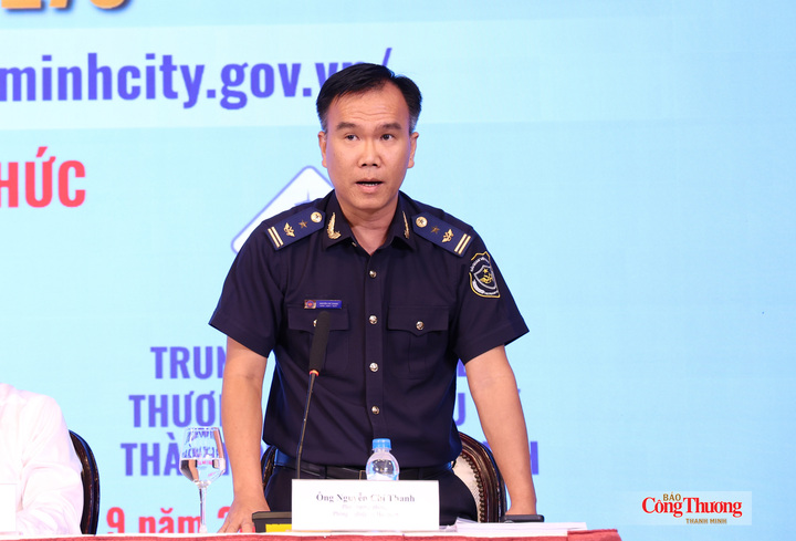 Ông Nguyễn Chí Thanh- Phó Trưởng phòng Phòng Nghiệp vụ Hải quan trả lời, giải đáp các câu hỏi của doanh nghiệp tại hội nghị.