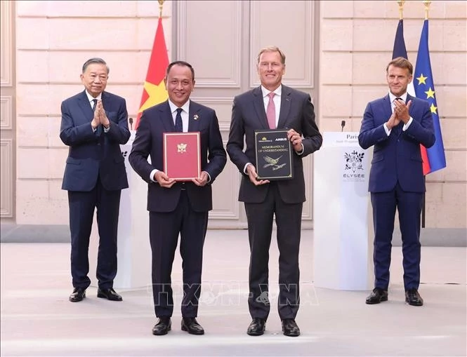 Tổng Bí thư, Chủ tịch nước Tô Lâm và Tổng thống Pháp Emmanuel Macron chứng kiến trao văn kiện và thoả thuận hợp tác giữa hai nước - Ảnh: TTXVN Pháp