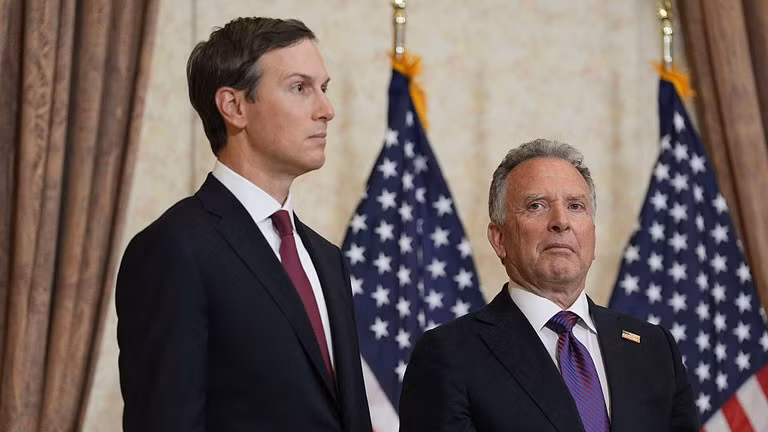 Đặc phái viên của Tổng thống Mỹ, Steve Witkoff (phải) và Jared Kushner.