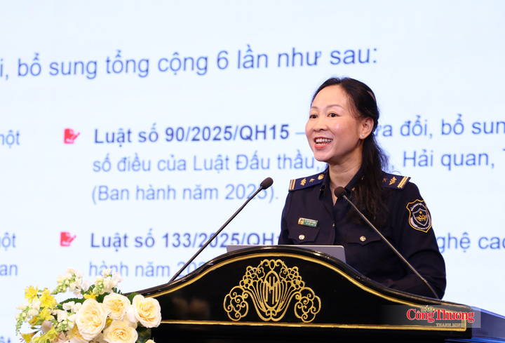Bà Lê Thị Thùy Dung, Phó Trưởng phòng Nghiệp vụ Hải quan, Chi cục Hải quan Khu vực II.