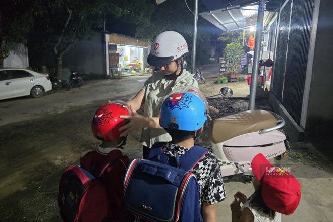 Người mẹ trẻ bận rộn với 6 lượt đưa đón con đi học mỗi ngày