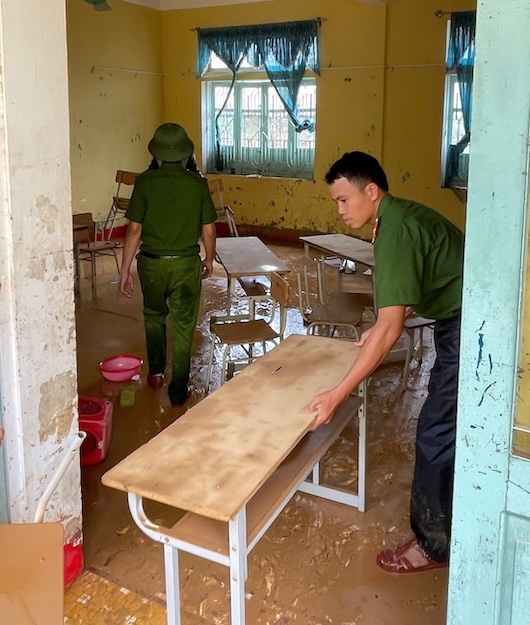 Lớp học đầy bùn non bám dưới sàn nhà, trên các bàn học vào chiều 13.9. Ảnh: Trường TH&THCS Ba Lòng