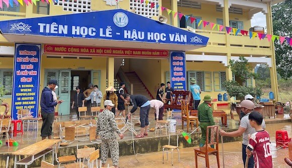 Giáo viên dọn bùn non, đón học sinh trở lại trường sau lũ