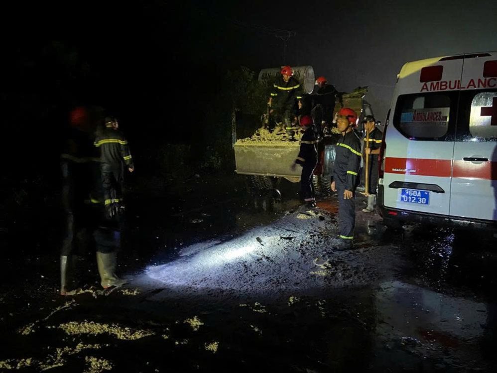 Lực lượng chức năng xử . Ảnh: Phòng Cảnh sát Phòng cháy, chữa cháy và cứu nạn cứu hộ TP Đồng Nai