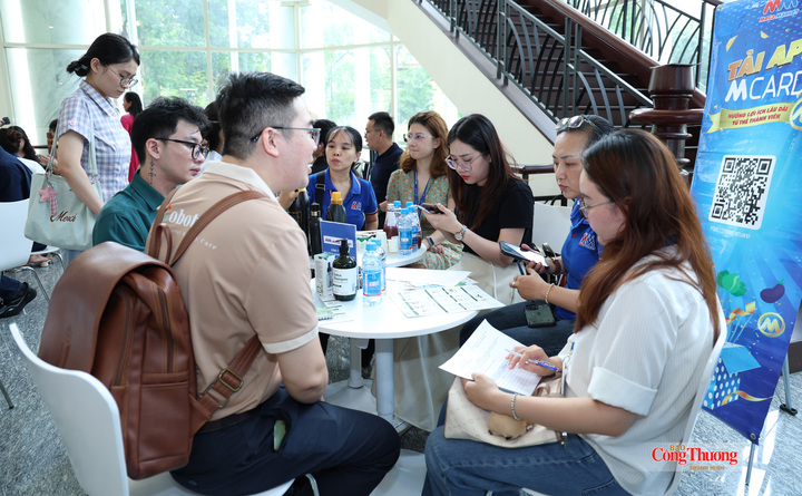 Hoạt động kết nối trực tiếp giữa chính quyền với doanh nghiệp (B2G) và doanh nghiệp với doanh nghiệp (B2B) được tổ chức tại không gian trưng bày của TP. Hồ Chí Minh và 7 tỉnh, thành liên kết, trong khuôn khổ hội nghị.