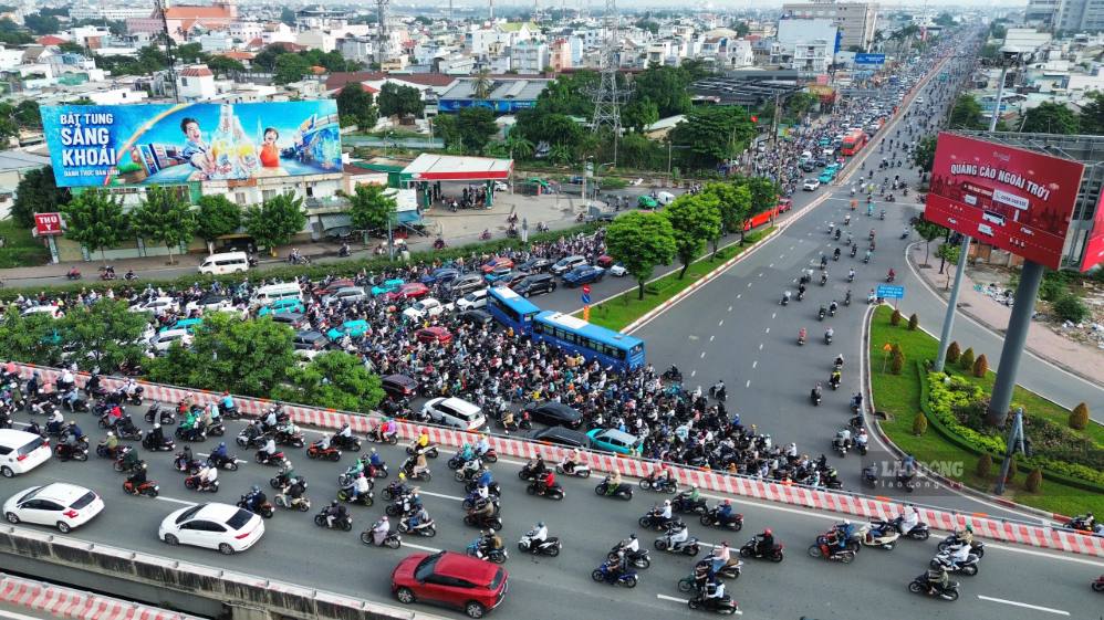 Metro Thủ Đầu Một - TPHCM sẽ đi dọc Quốc lộ 13 và qua nút giao Bình Lợi.  Ảnh: Anh Tú (chụp năm 2026)