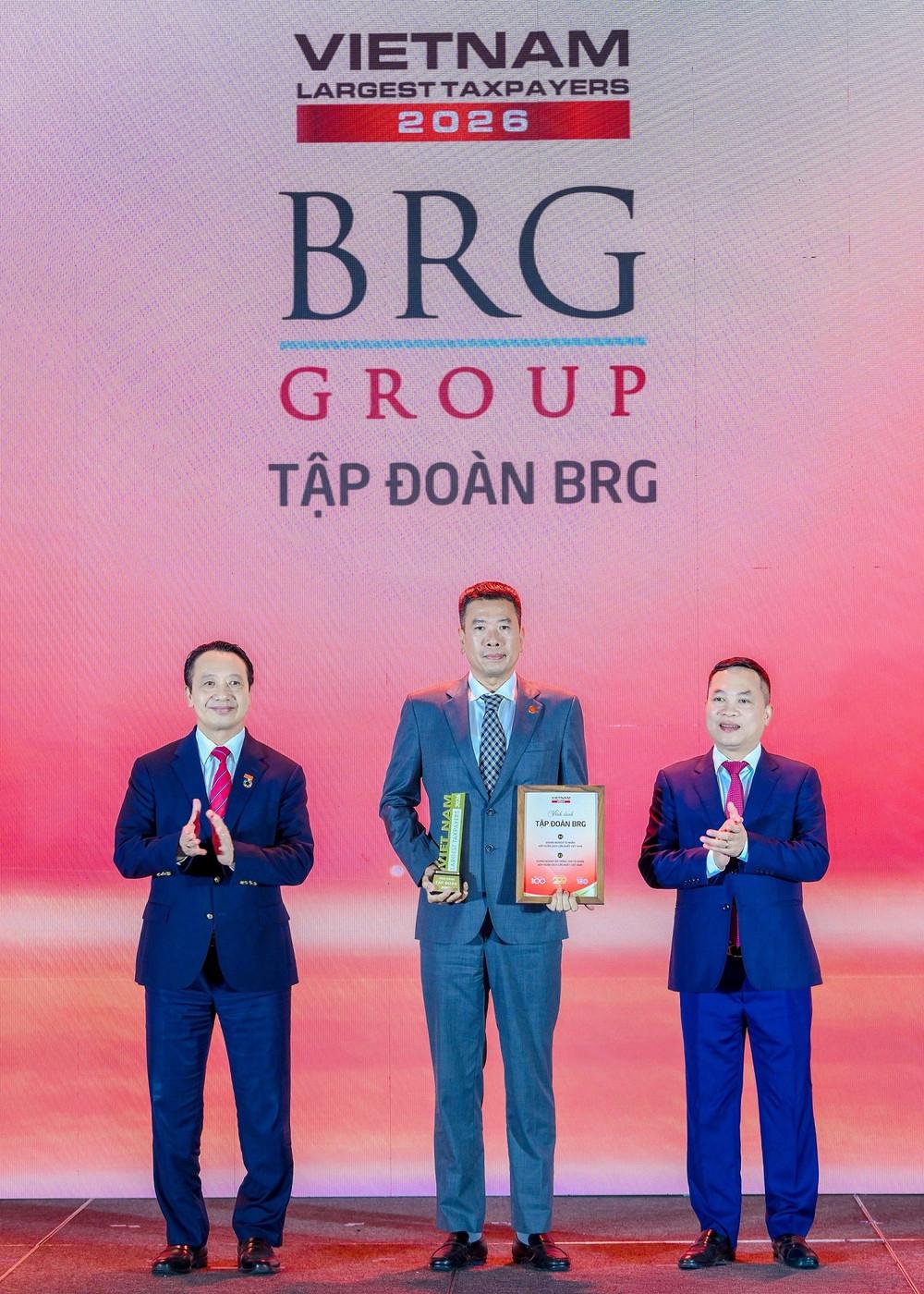 Đại diện Tập đoàn BRG nhận vinh danh Top 4 doanh nghiệp tư nhân nộp ngân sách lớn nhất Việt Nam năm 2026. anh-1.jpg