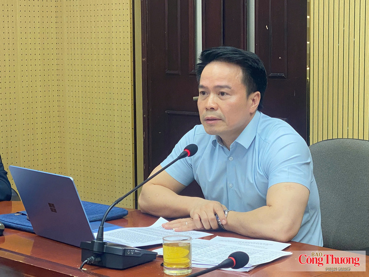 Ông Ngô Chung Khanh - Phó Vụ trưởng Vụ Phát triển thị trường nước ngoài và Thương mại đa biên (Bộ Công Thương) chủ trì cuộc họp.