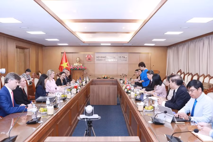 Bộ GD&ĐT tiếp đón phái đoàn của Trợ lý Ngoại trưởng Hoa Kỳ và Đại sứ Hoa Kỳ tại Việt Nam. Ảnh: Đình Tuệ hung-2.jpg