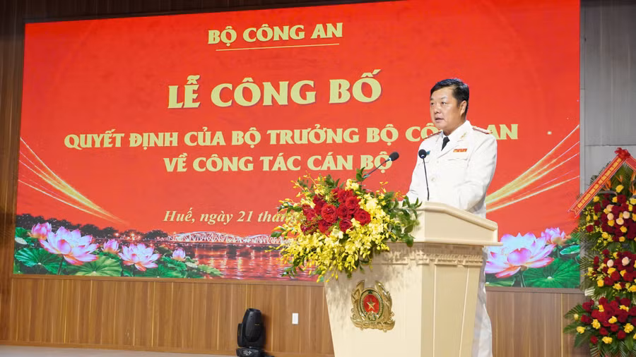 Đại tá Nguyễn Đình Dương, tân Giám đốc Công an TP Huế phát biểu nhận nhiệm vụ.