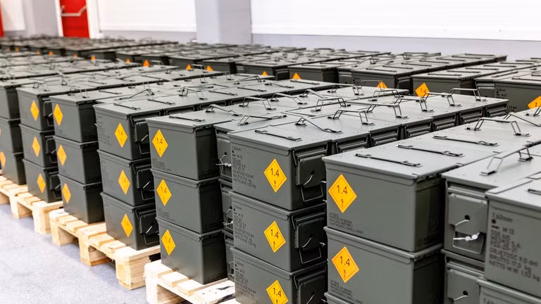 Những thùng đạn dược của châu Âu cấp cho Ukraine.