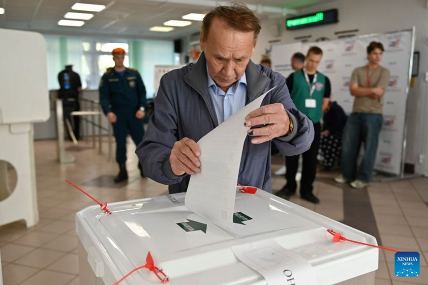 Cử tri Nga bỏ phiếu tại một điểm bầu cử ở Moscow, ngày 20/9. Ảnh: Tân Hoa xã 16.jpg