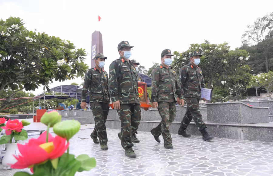Không khí làm việc diễn ra khẩn trương nhưng vẫn giữ trọn sự trang nghiêm. 0-lay-mau-hai-cot-1.jpg