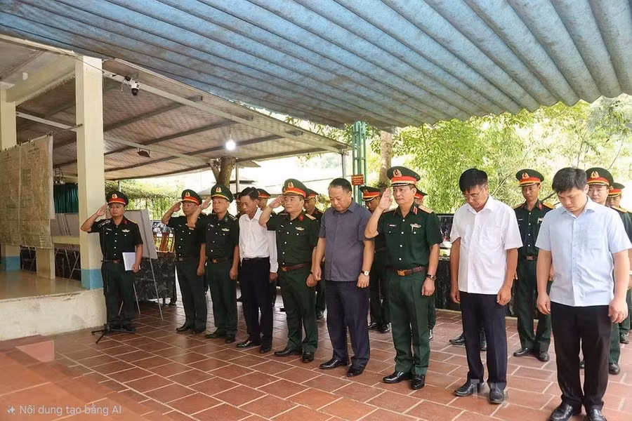 Chủ tịch tỉnh Tuyên Quang và đoàn công tác dâng hương viếng các Anh hùng liệt sĩ. (Ảnh: Văn Long)