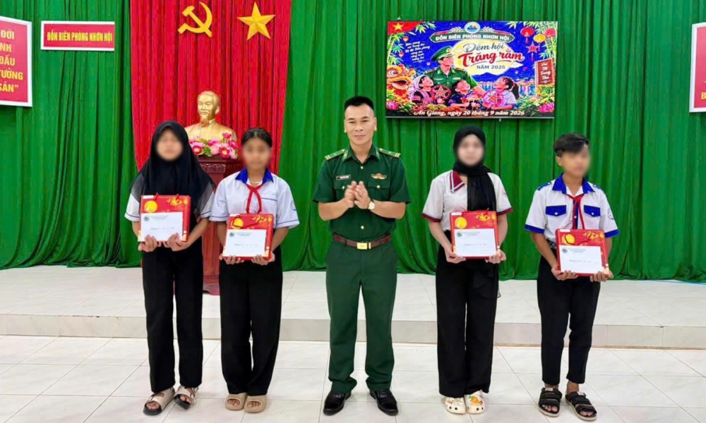Tặng quà cho các em học sinh trong Đêm hội trăng rằm ở Đồn Biên phòng Nhơn Hội. Ảnh: Biên phòng An Giang