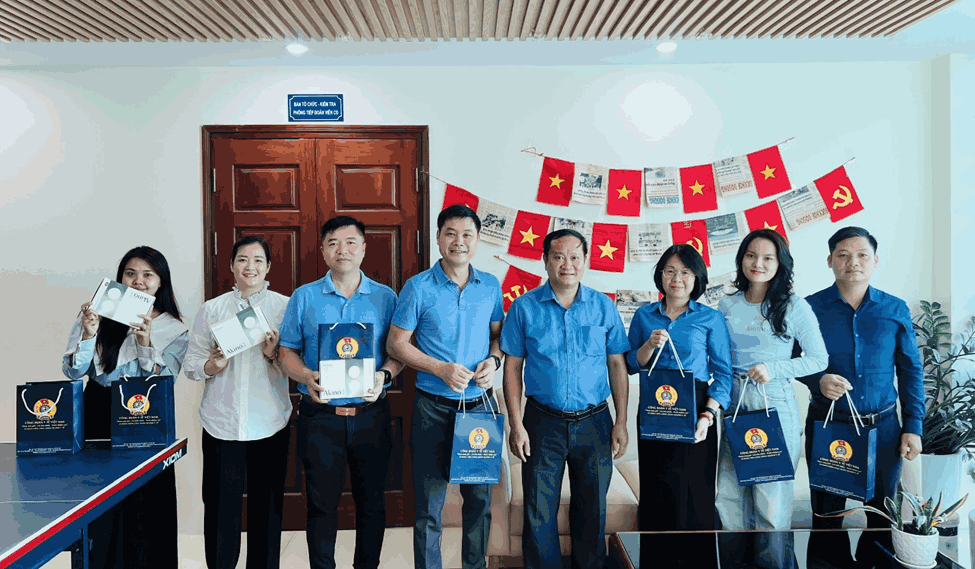 Lãnh đạo Cơ quan Công đoàn Y tế Việt Nam và Công đoàn cơ quan trao tặng mỗi gia đình một hộp bánh Trung thu. Ảnh: Công đoàn ngành.