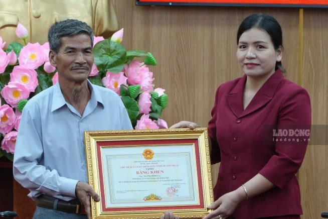 Quảng Ngãi trao thưởng cho người giao nộp tượng thần khỉ hơn 800 năm tuổi