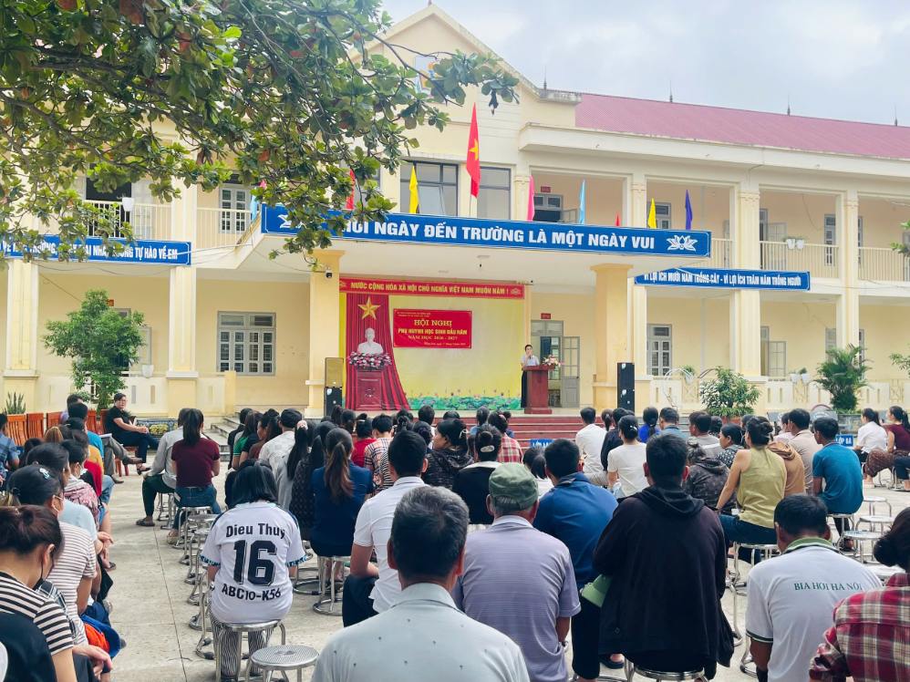 Một buổi họp phụ huynh đầu năm học 2025-2026 tại Trường Tiểu học và THCS Chi Thiết, xã Hồng Sơn. Ảnh nhân vật cung cấp.