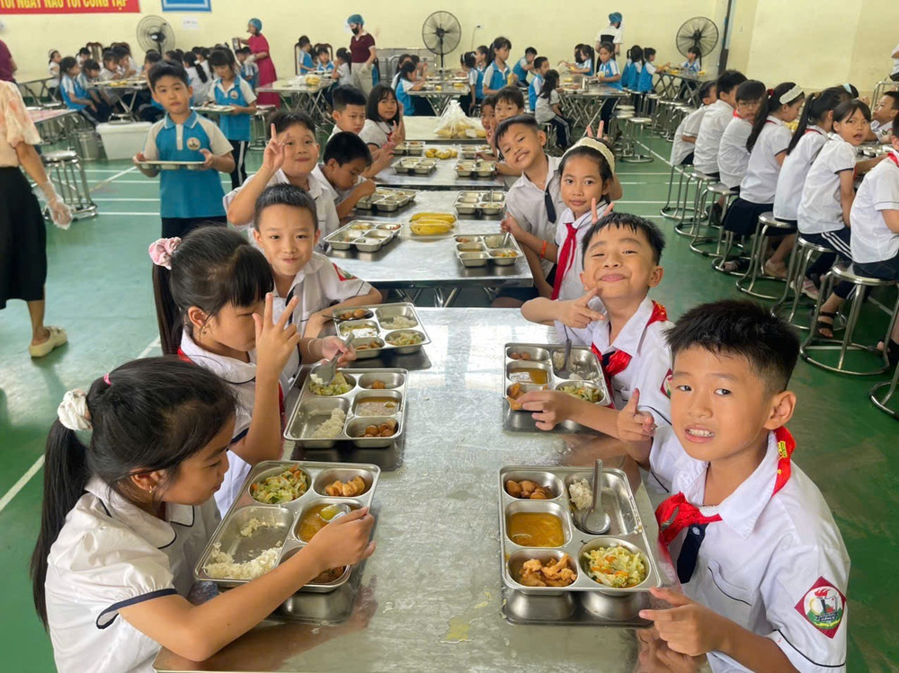 Thực đơn bữa ăn bán trú trưa ngày 24/9 tại hai cơ sở Trường tiểu học Quảng Bị gồm cơm, thịt kho trứng cút, rau cải thảo xào, gà rán, canh và chuối tráng miệng. Ảnh: Gia Khiêm img-7922.jpg