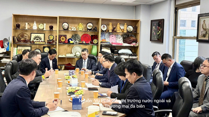 Lãnh đạo Tập đoàn ReElement báo cáo Bộ trưởng về năng lực công nghệ trong lĩnh vực khai thác khoáng sản.