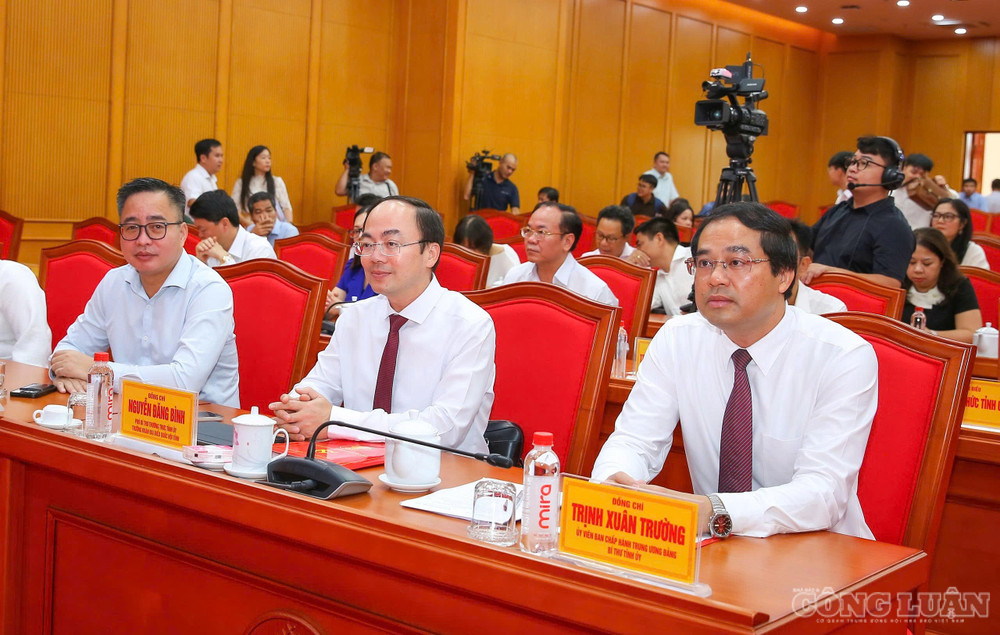 Lãnh đạo tỉnh Thái Nguyên cùng các đại biểu tham dự hội thảo. clo_br_2aobor2bn1v0o1a8mde5czkrbtrfip5cmawwsfou.jpg