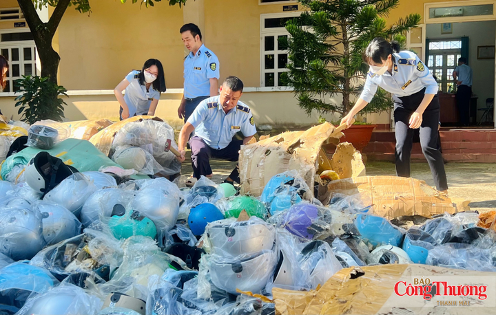 Lực lượng chức năng tiến hành đập bỏ, tiêu huỷ hàng hoá vi phạm.