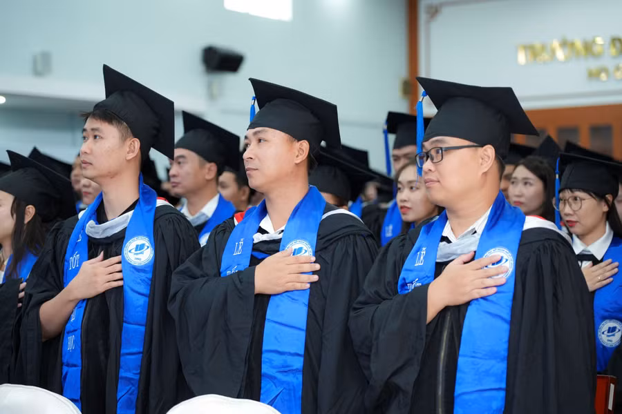 Các tân khoa Trường Đại học Mở TPHCM trong lễ tốt nghiệp. Ảnh: NTCC.