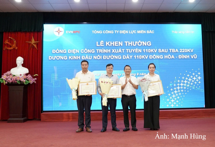 Lãnh đạo Tổng công ty Điện lực miền Bắc trao bằng khen cho đại diện các tập thể đạt thành tích xuất sắc trong việc hoàn thành tiến độ dự án.