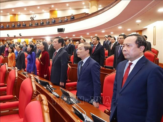 Các đại biểu thực hiện nghi lễ chào cờ. Ảnh: Thống Nhất/TTXVN