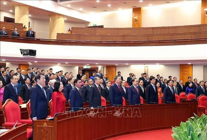 Tổng Bí thư, Chủ tịch nước Tô Lâm và các đại biểu thực hiện nghi lễ chào cờ. Ảnh: Thống Nhất/TTXVN
