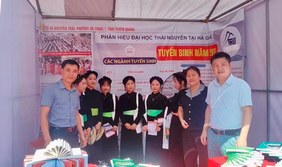 Sinh viên Phân hiệu đã có cơ hội trực tiếp tham gia các hoạt động tại địa phương. 767363715-1512502667581718-2159566742216374864-n.jpg