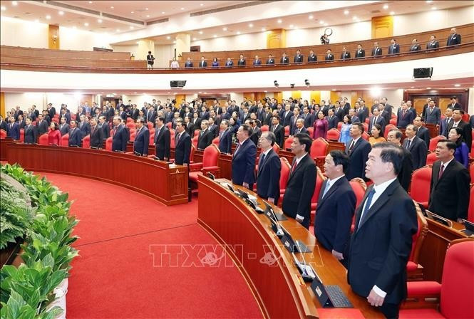 Các đại biểu thực hiện nghi lễ chào cờ. Ảnh: Thống Nhất/TTXVN