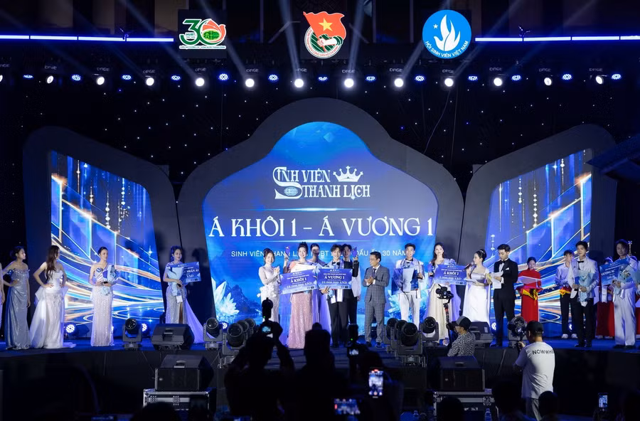 Ban tổ chức trao danh hiệu cho Á khôi 1 và Á vương 1 hubt-11.jpg