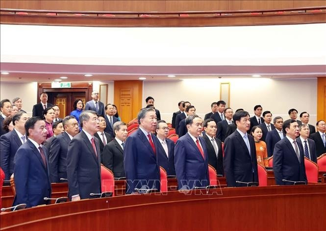 Tổng Bí thư, Chủ tịch nước Tô Lâm và các đại biểu thực hiện nghi lễ chào cờ. Ảnh: Thống Nhất/TTXVN