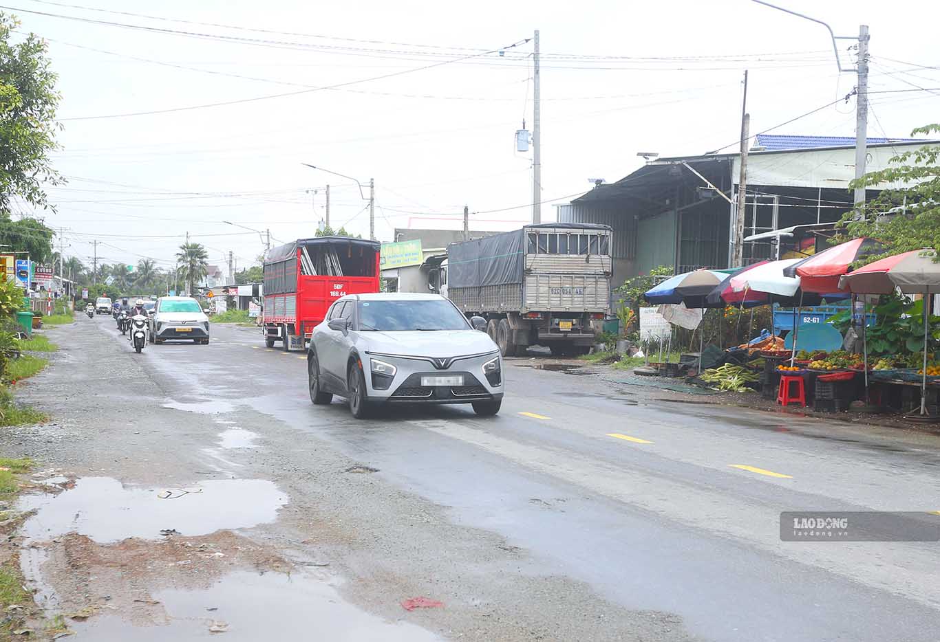 Quốc lộ 62 sau 30 năm khai thác đã xuống cấp không đáp ứng được nhu cầu vận tải càng tăng. Ảnh: Huỳnh Du chụp ngày 23.9